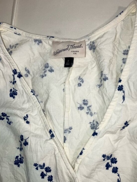 Universal Thread White and Blue Floral Top - Picture 2 of 5
